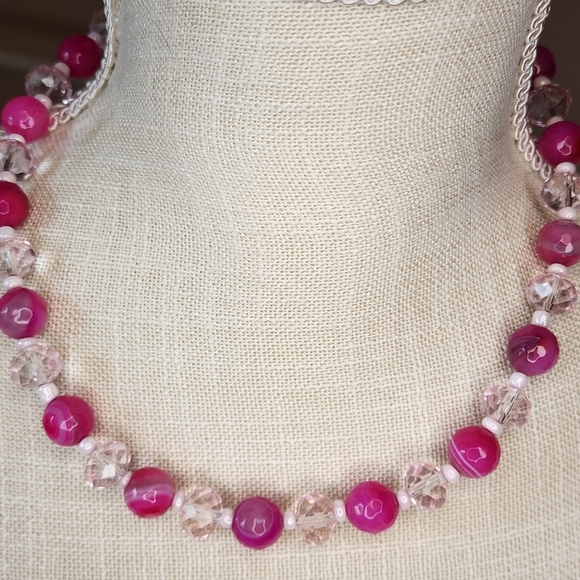 Handmade pink agate and glass beaded necklace 18" collar length - Picture 7 of 12